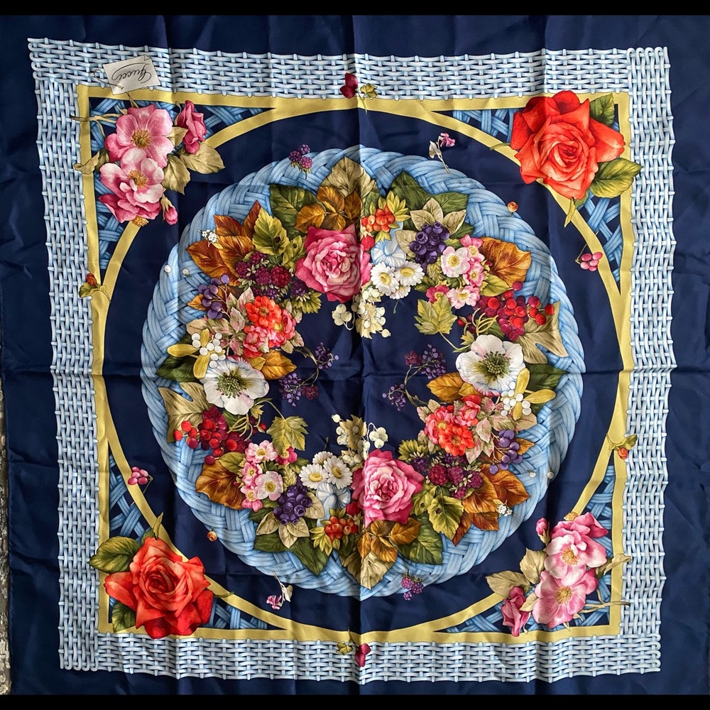 Original Gucci Scarf in a unique floral print